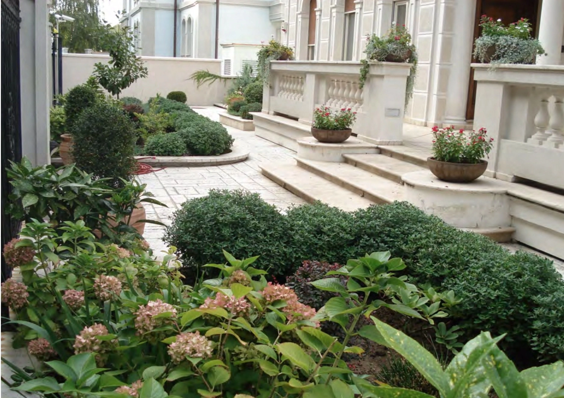 Garden courtyard landscape design by LIONSIGN
